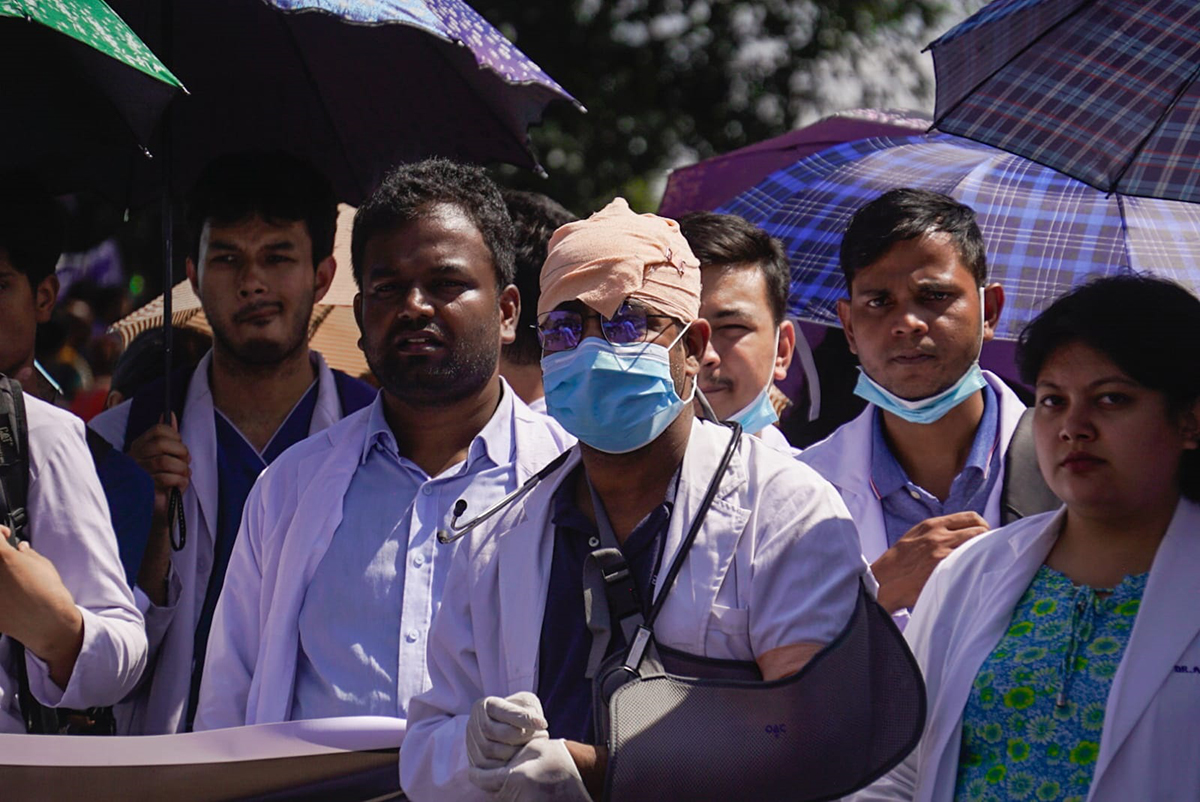 दुई बुँदे निर्णयप्रति रुष्ट डाक्टरको सडकबाटै प्रश्न : यो राज्यलाई हामी चाहिँन्छ कि चाहिँदैन?’ 